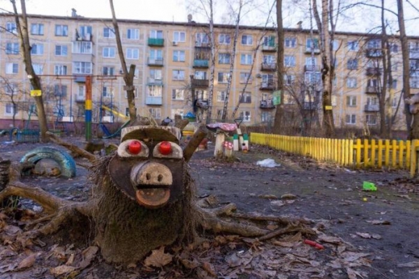 20 «умельцев», которые украсили подъезды и дворы тем, что попалось под руку