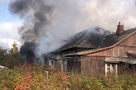 В Алабушево сгорел дом многодетной семьи