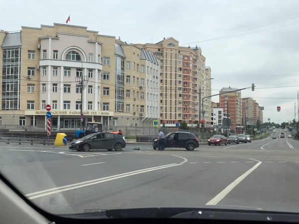 Легковушка проскочила на «красный» и врезалась в кроссовер возле суда