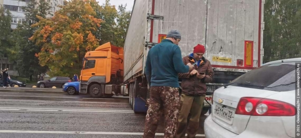 Фура на час заблокировала движение по Солнечной аллее в сторону МИЭТа
