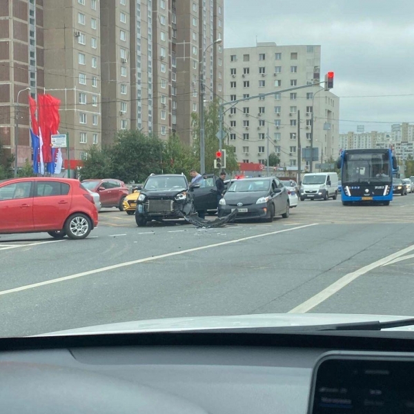 Легковушка проскочила на «красный» и врезалась в кроссовер возле суда