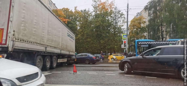 Фура на час заблокировала движение по Солнечной аллее в сторону МИЭТа