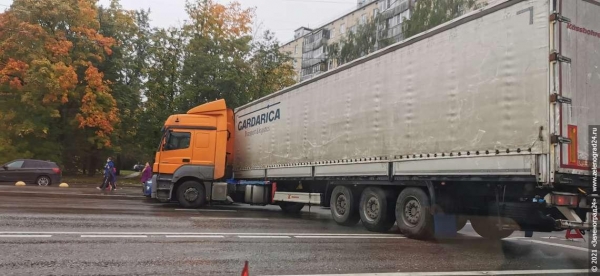 Фура на час заблокировала движение по Солнечной аллее в сторону МИЭТа