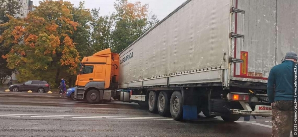 Фура на час заблокировала движение по Солнечной аллее в сторону МИЭТа