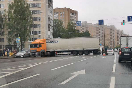 Фура на час заблокировала движение по Солнечной аллее в сторону МИЭТа