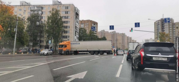 Фура на час заблокировала движение по Солнечной аллее в сторону МИЭТа