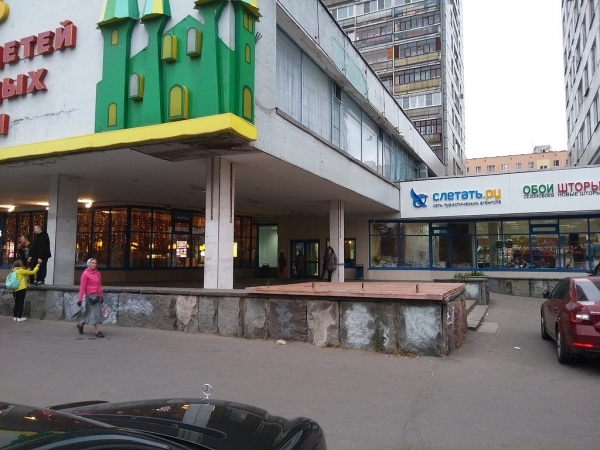 Фасад ТЦ «Юность» не могут отремонтировать из-за дефектов