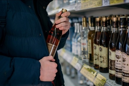 Вора задержали при попытке украсть коньяк из магазина в «новом городе»