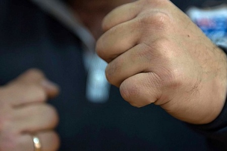 Водители двух автомобилей подрались в 8 микрорайоне