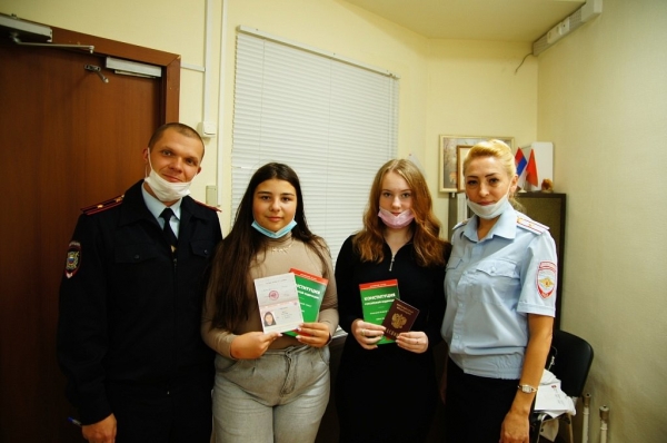 Сотрудники отделения по вопросам миграции вручили юным гражданам Зеленограда паспорта Российской Федерации 