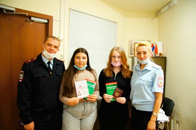 Сотрудники отделения по вопросам миграции вручили юным гражданам Зеленограда паспорта РФ