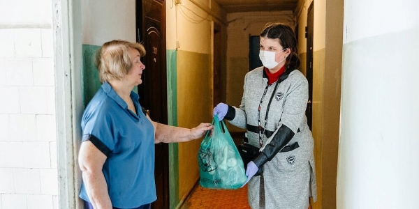 Пожилых непривитых граждан призвали оставаться дома