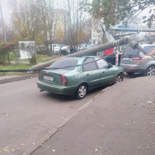 Авто-вышка уронила фонарный столб на легковушку в «новом городе»
