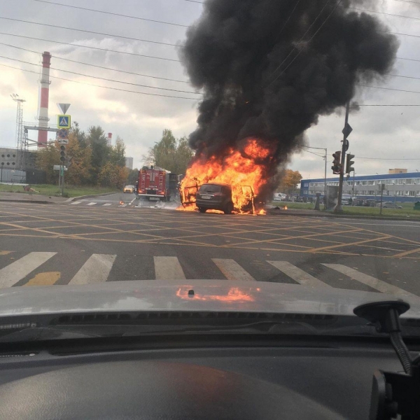 Два автомобиля сгорели в результате ДТП в Северной промзоне