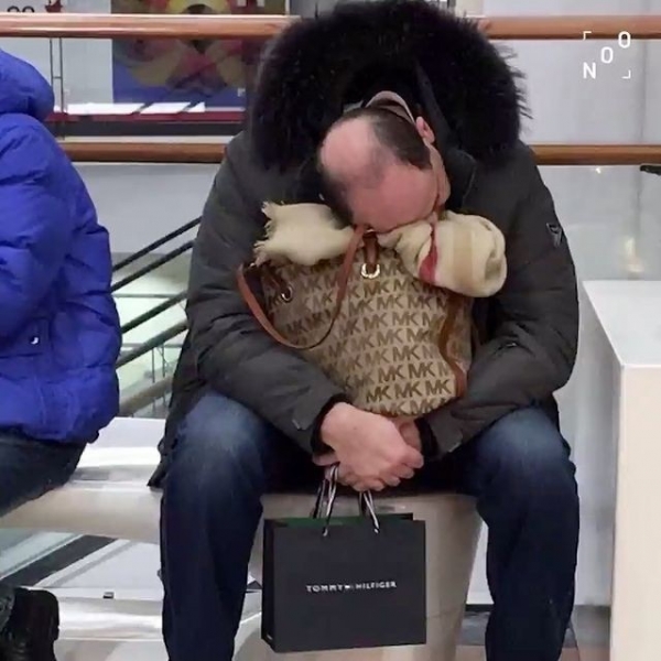 20 самых терпеливых мужчин, которые прошли все круги шоппинга, отправляясь с женами за покупками