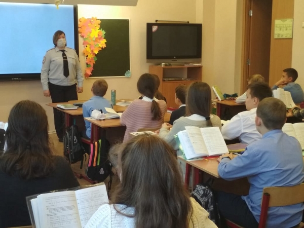 Сотрудники полиции Зеленоградского АО проводят беседы с подростками