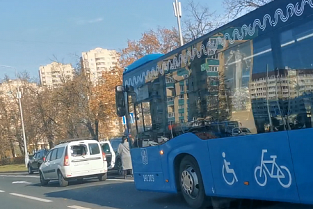 Четыре человека пострадали в столкновении двух автомобилей и автобуса