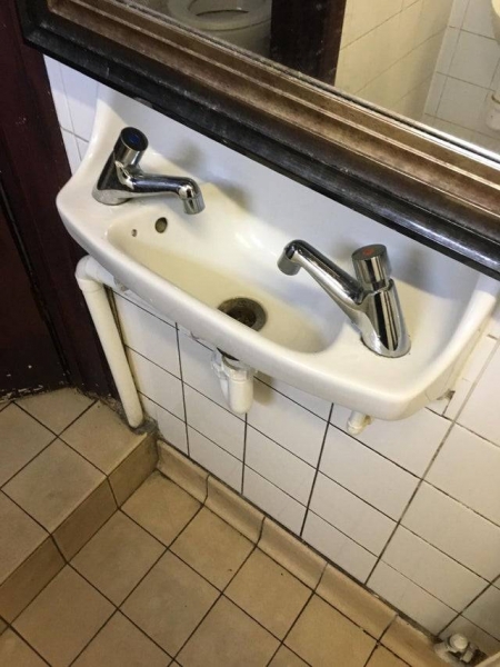 12 нелепых дизайнов туалетов, в которых находиться не очень комфортно