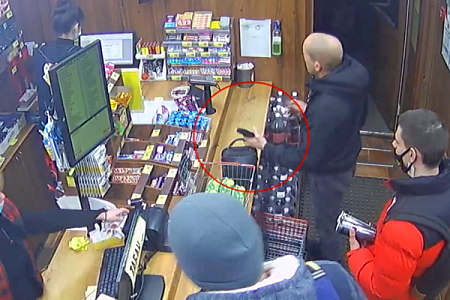 Приезжий вор украл барсетку у покупателя магазина