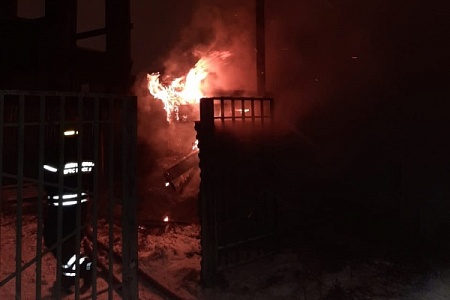 В Зеленограде сгорело деревянное строение