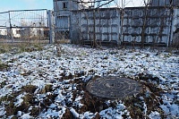 Возле кинологического центра БИС установили крышку на открытый люк