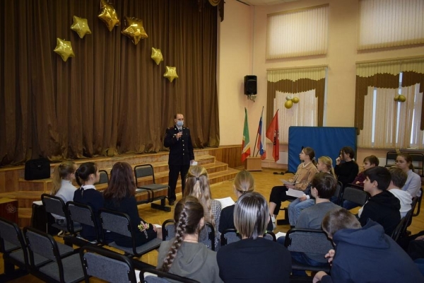 Накануне празднования Дня Конституции РФ сотрудники УВД по ЗелАО посетили школу  