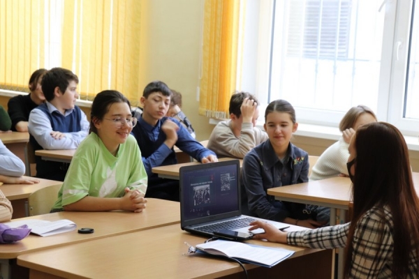 Сотрудники ГБУ «Славяне» провели патриотическую акцию для учащихся школы №1528