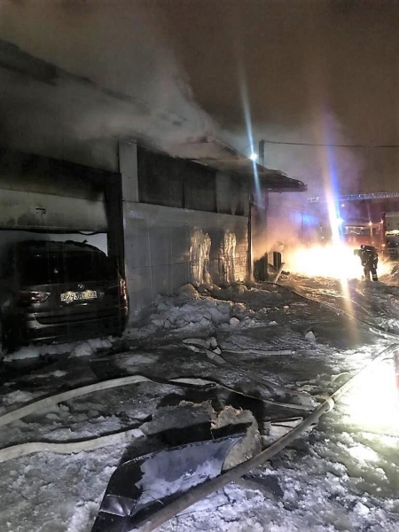 Четыре автомобиля сгорели при пожаре в автосервисе на Сосновой аллее