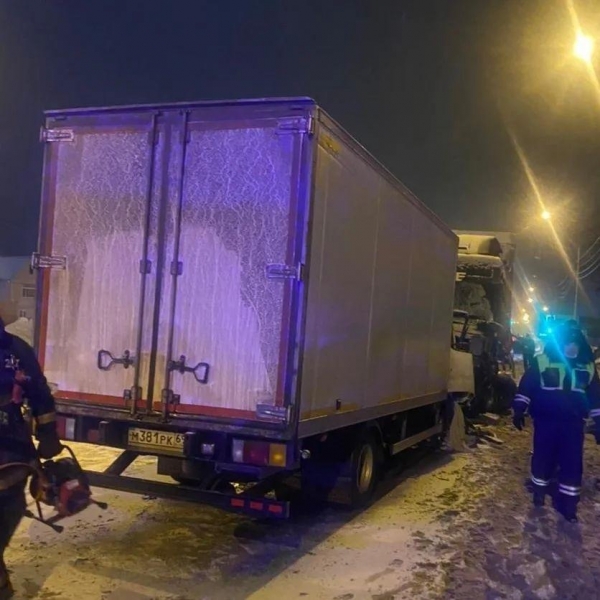 Один человек погиб в столкновении трех фур и легковушки на Ленинградке