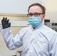 В Институте перспективных материалов и технологий создали самоочищающийся пластик