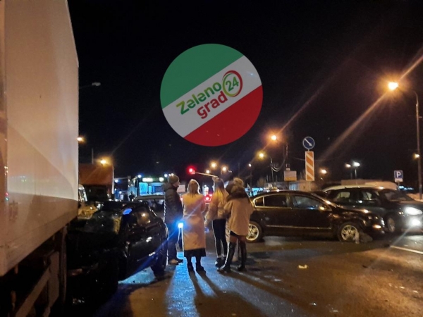 Легковушка въехала под грузовик на Георгиевском проспекте