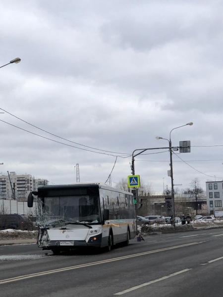 Рейсовый автобус столкнулся с эвакуатором на Новокрюковской улице