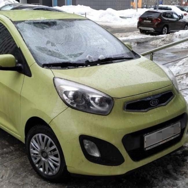 Упавшая с крыши глыба снега пробила лобовое стекло автомобиля