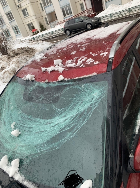Глыба снега повредила автомобиль под Зеленоградом