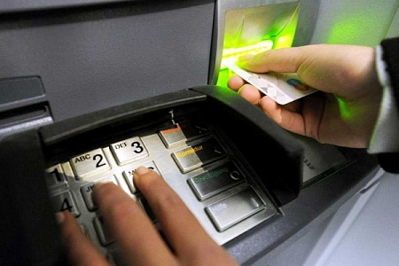 Официант ресторана украл с карты клиента 100 тысяч рублей