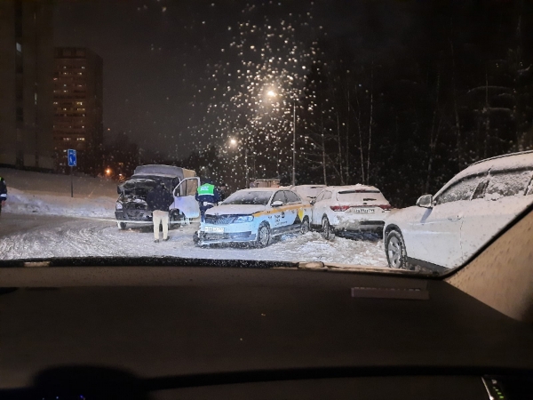 «Газель» врезалась в легковое такси в 11 микрорайоне