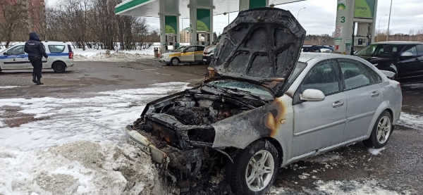 На автозаправке возле Ленинградки загорелась легковушка