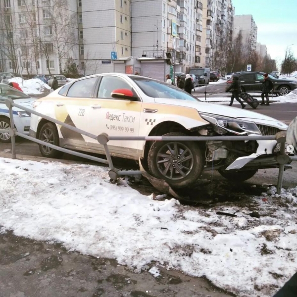 Таксист снес дорожные ограждения в «новом городе»