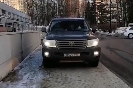Водителя внедорожника оштрафовали за парковку на тротуаре