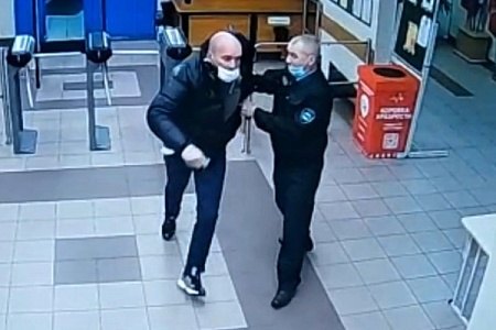 Наркоман угрожал ножом охраннику школы в Зеленограде