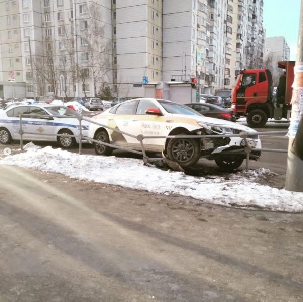 Таксист снес дорожные ограждения в «новом городе»
