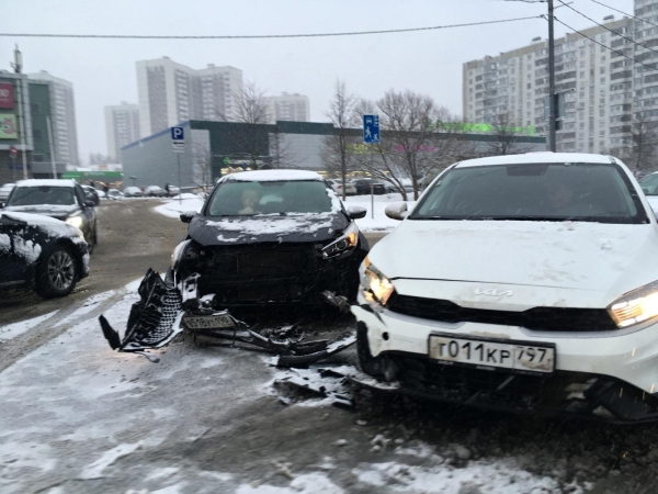 На Панфиловском проспекте в «новом городе» столкнулись две легковушки