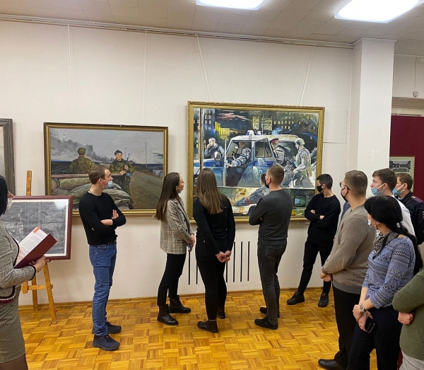 Сотрудники полиции Зеленограда посетили выставку в Студии художников имени В.В. Верещагина МВД России