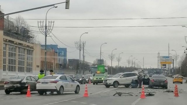 Столкновение трех автомобилей на Панфиловском проспекте спровоцировал пьяный водитель