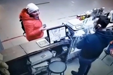 Женщину заподозрили в краже денег с чужой банковской карты