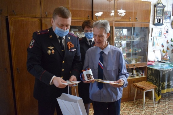 Руководящий состав УВД по ЗелАО поздравил с Днем Победы ветерана Великой Отечественной войны 