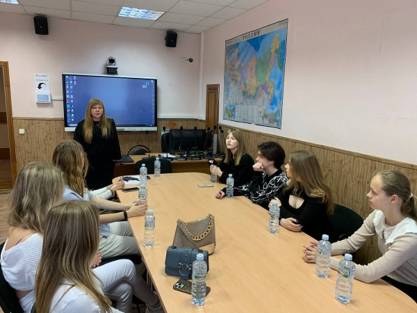 Ученики школы №1409 продолжают участвовать в профильной практике