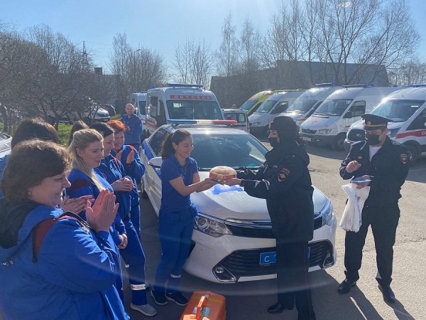 Сотрудники Госавтоинспекции Зеленограда поздравили работников скорой медицинской помощи с профессиональным праздником