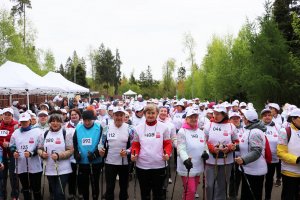 Зеленоградские долголеты дружно отметили Всемирный день скандинавской ходьбы