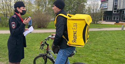 Госавтоинспекция Зеленограда напоминает велокурьерам о соблюдении дорожной дисциплины